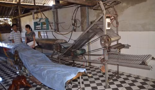 Cán bộ phụ trách ATVSTP Trung tâm Y tế dự phòng Đức Thọ thường xuyên kiểm tra các cơ sở sản xuất bún.