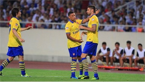 Giroud (phải), đã có hiệp 1 cực kỳ ấn tượng với cú hattrick.