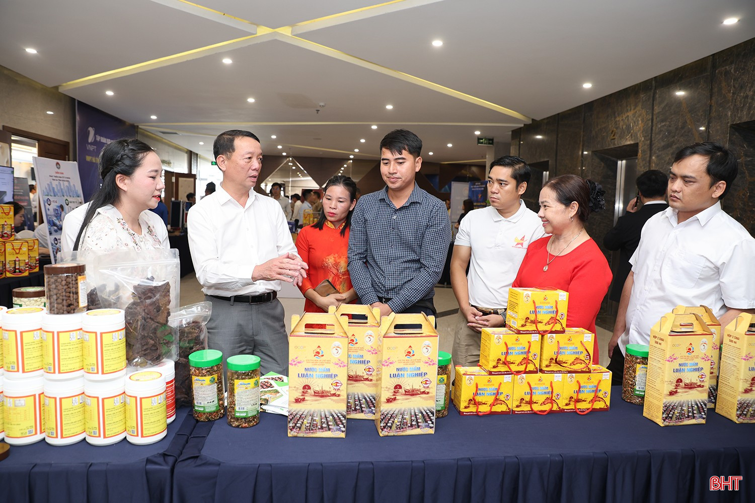 Chủ tịch UBND tỉnh Phan Thiên Định và đại biểu tham quan gian hàng trưng bày sản phẩm bên lề Diễn đàn phát triển kinh tế tư nhân Hà Tĩnh năm 2026.