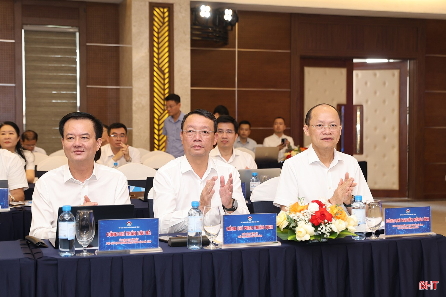 Các đồng chí lãnh đạo tỉnh tham dự diễn đàn.