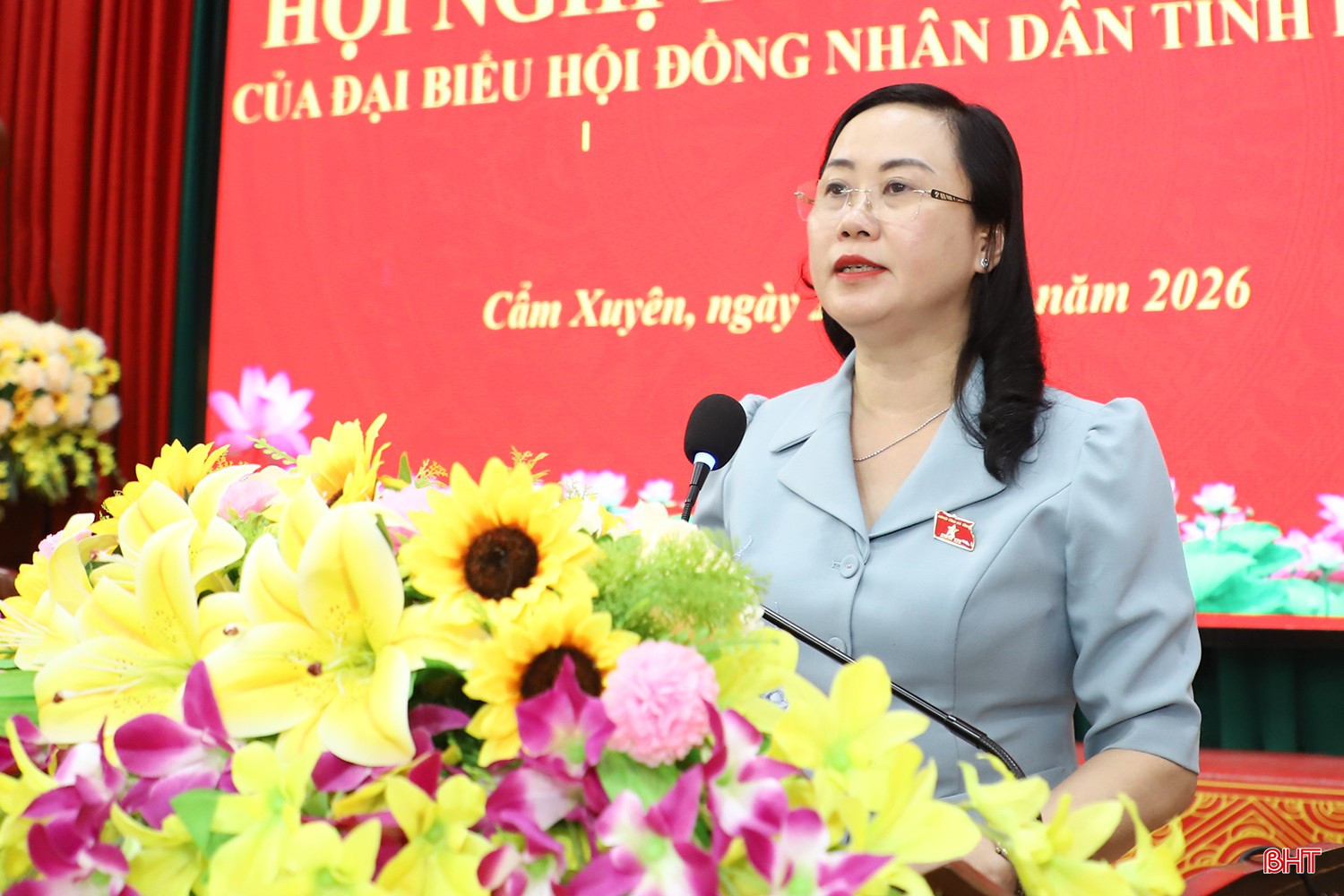 Bà Trương Thanh Huyền – Ủy viên Ban Thường vụ, Trưởng ban Tổ chức Tỉnh ủy tiếp thu ý kiến cử tri.