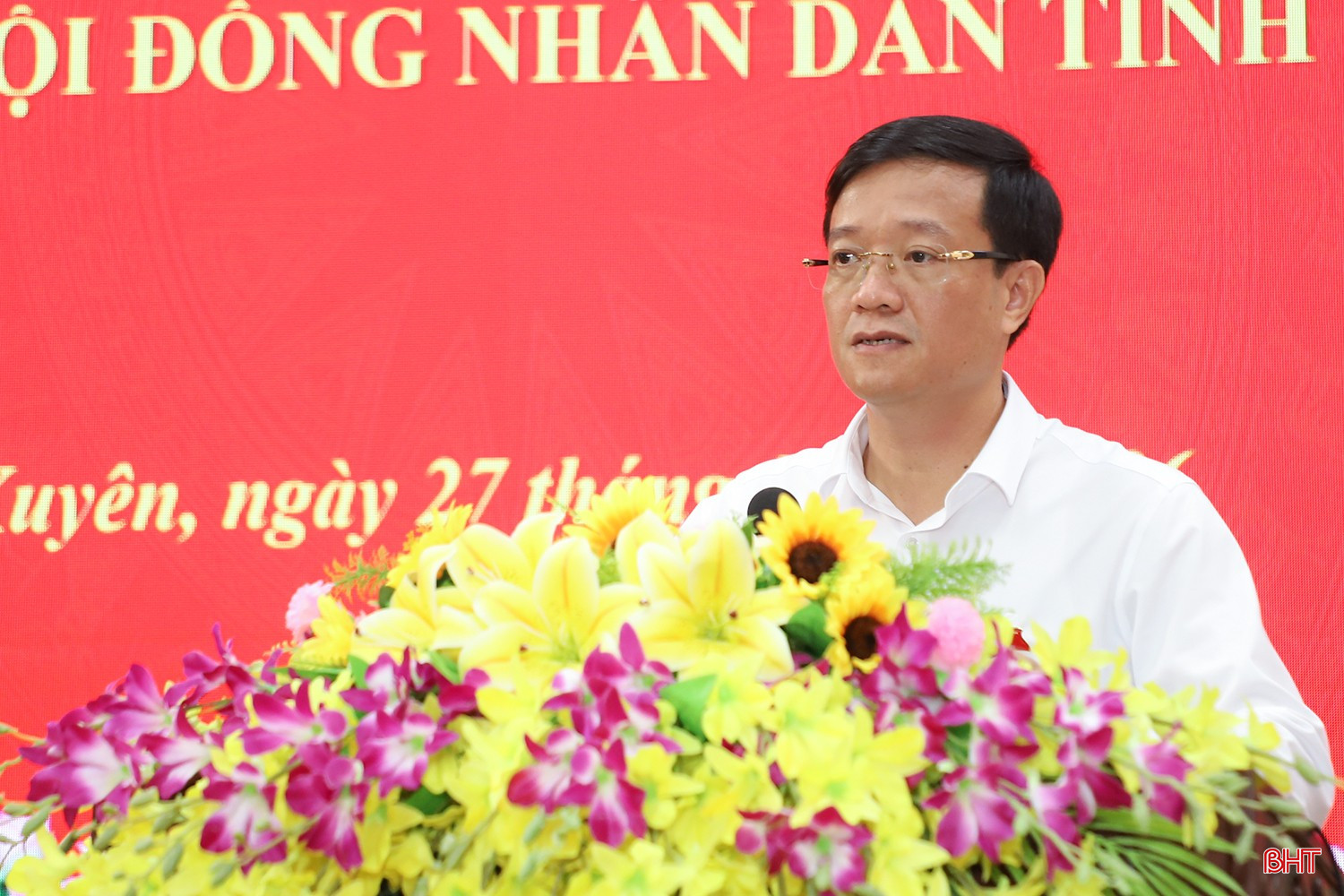 Ông Nguyễn Bá Đức - Bí thư Đảng ủy, Chủ tịch HĐND xã Thiên Cầm đại diện Tổ đại biểu số 3 HĐND tỉnh báo cáo các nội dung liên quan tại hội nghị.