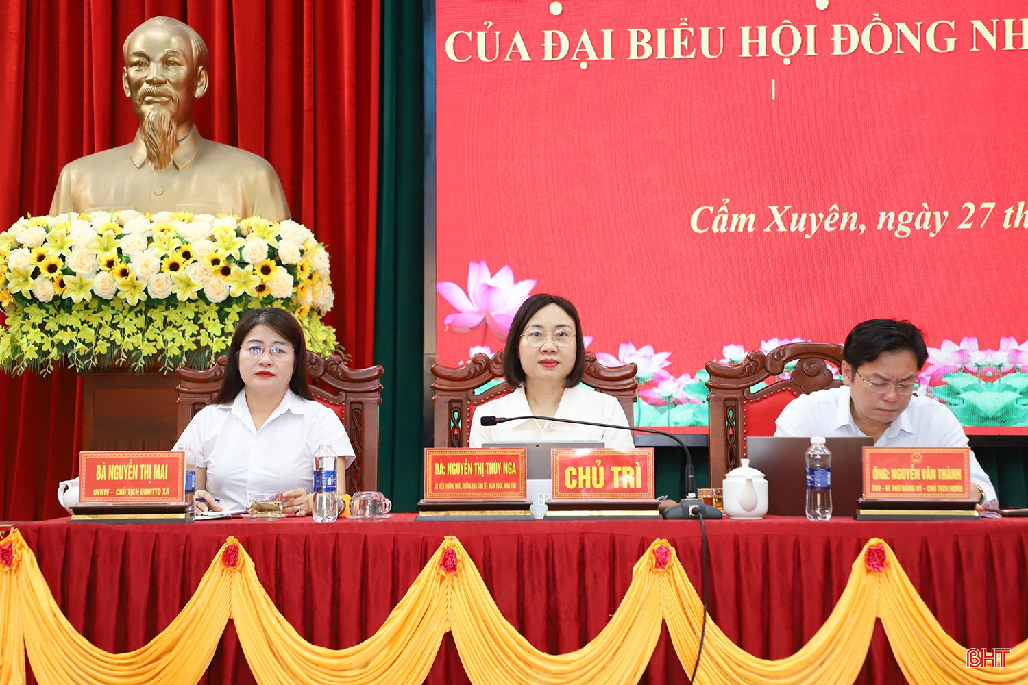 Chủ trì hội nghị.