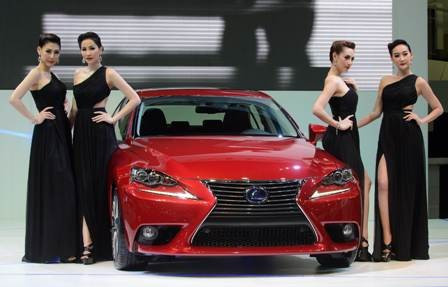 Một chiếc xe Lexus của hãng Toyota được giới thiệu tại một cuộc họp báo. Ảnh: AFP/TTXVN