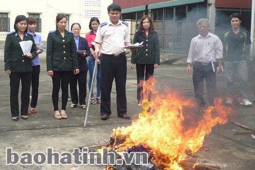 Cục Thi hành án dân sự Hà Tĩnh tổ chức tiêu hủy tang vật. Ảnh: P.V