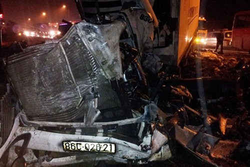 Vụ tai nạn nghiêm trọng vào lúc 1 giờ 20 phút sáng 12/2 tại Kỳ Trinh (Kỳ Anh - Hà Tĩnh) làm 2 người chết, 11 người bị thương. Ảnh: GTVT