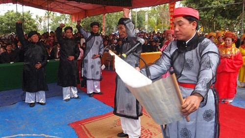 “Thề lấy của công làm của tư, nguyện cầu các chư vị thần linh đả tử!". Ảnh: Lao Động