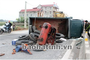 Xe tải lật nằm ngang gây ách tắc giao thông