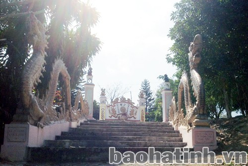 Cửa chính lên Đền với hai bên là hai con rồng lớn