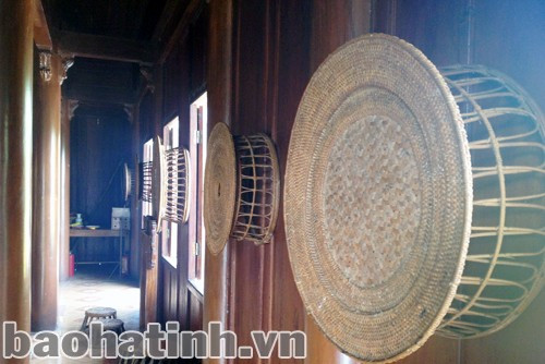 Trên mặt tường phía trước Đền treo 9 cái mâm (mỗi mâm của một Mường) làm bằng mây tre đan