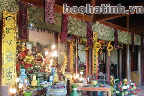 ... và 8 gian nhỏ, mỗi gian tượng trưng cho một Mường đến tôn thờ