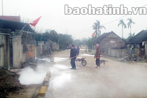 Nhân dân thôn Thuận Giang, xã Thuận Lộc rắc vôi bột phòng chống bệnh LMLM gia súc