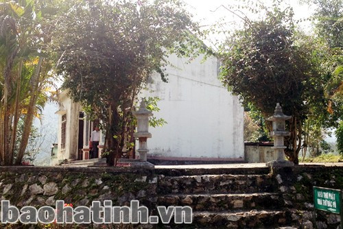 Trong khuôn viên Đền còn có hai gian nhà nhỏ: một gian thờ Đức Phật, một gian thờ Bác Hồ