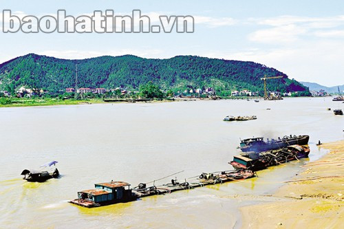 Núi Hồng, sông Lam. Ảnh: Quang Vinh Núi Hồng, sông Lam. Ảnh: Quang Vinh