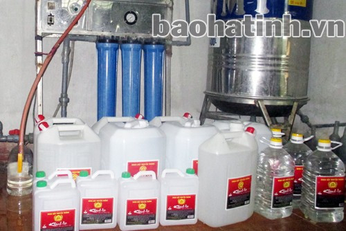 Các tổ chức, cá nhân sản xuất rượu tiêu dùng trong nước liên hệ với cơ quan thuế để mua tem rượu dán vào các sản phẩm rượu nhằm đảm bảo từ ngày 1/3/2014, các sản phẩm rượu sản xuất trong nước lưu thông trên thị trường được dán tem theo quy định. Trong ảnh là cơ sở sản xuất rượu nếp ở xã Khánh Lộc (Can Lộc). Ảnh: Thu Phương