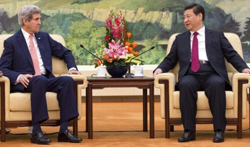 Ông Kerry nói chuyện với Chủ tịch Trung Quốc Tập Cận Bình. Ảnh: AP