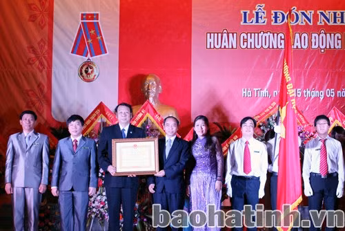 Trường ĐH Hà Tĩnh đón nhận Huân chương Lao động hạng Nhất