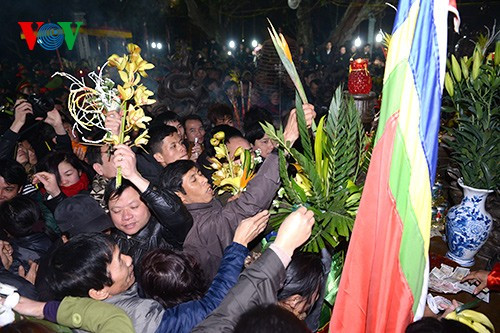 Cảnh chen lấn "cướp" lộc và đồ thờ trong đền Thiên Trường sau lễ đóng ấn. Ảnh: Quang Trung