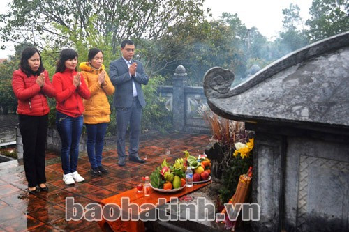 Thành kính dâng hương trước mộ của Đại danh y