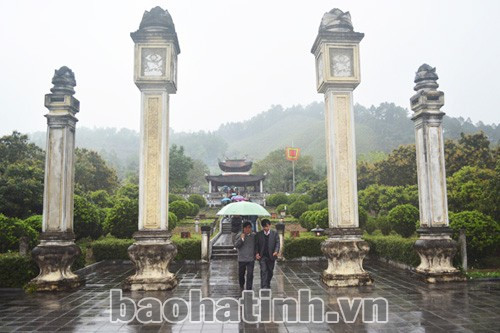 Vào ngày này nhiều thế hệ y, bác sỹ đến Khu di tích Hải Thượng Lãn Ông Lê Hữu Trác với tâm lòng "Tôn sư trọng đạo" và ôn lại những lời di huấn của ông
