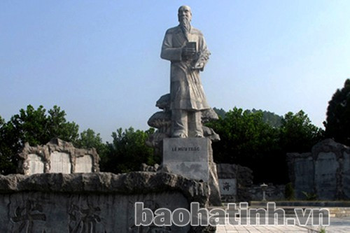 Tượng đài Đại danh y Hải Thượng Lãn Ông Lê Hữu Trác trên đỉnh núi Minh Tự xã Sơn Trung (Hương Sơn).