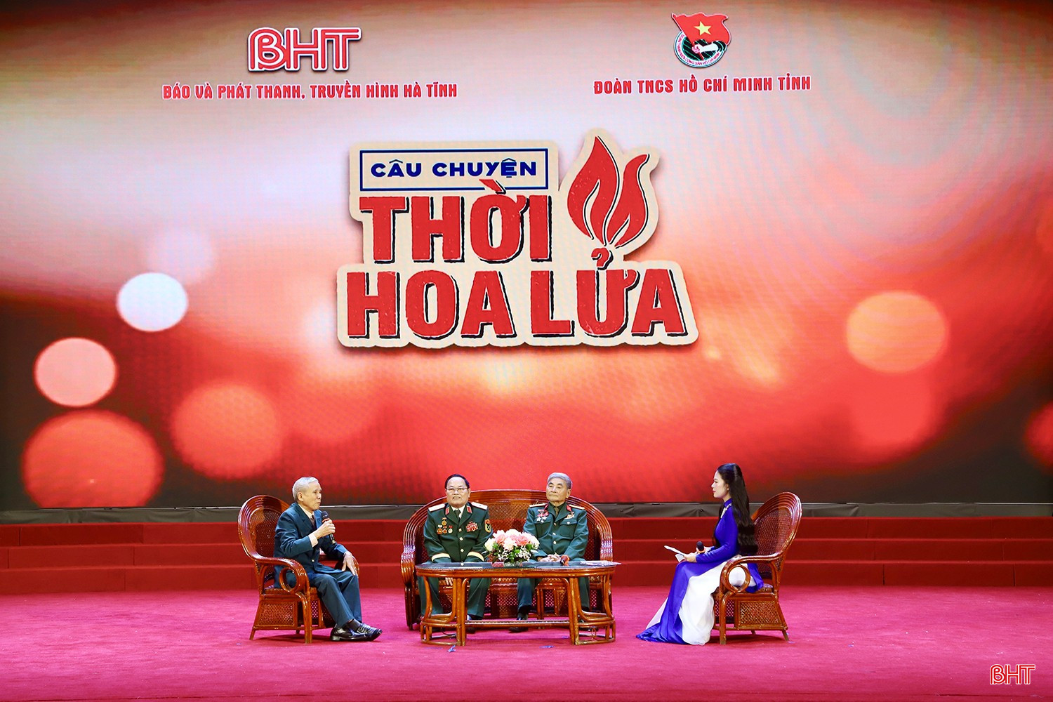 Cựu TNXP Nguyễn Đình Cứ (xã Mai Hoa) - nguyên Tiểu đội trưởng Tiểu đội 1 Công binh, Đại đội 552, Tổng đội 55, TNXP Hà Tĩnh; Thiếu tướng Hoàng Trọng Tình (phường Thành Sen) - nguyên Phó chính ủy Bộ tư lệnh Quân khu 4 và cựu chiến binh Bùi Văn Đối (xã Hồng Lộc) - chiến sĩ cách mạng bị địch bắt tù đày tại nhà tù Phú Quốc (từ trái qua) chia sẻ cảm xúc tại chương trình.