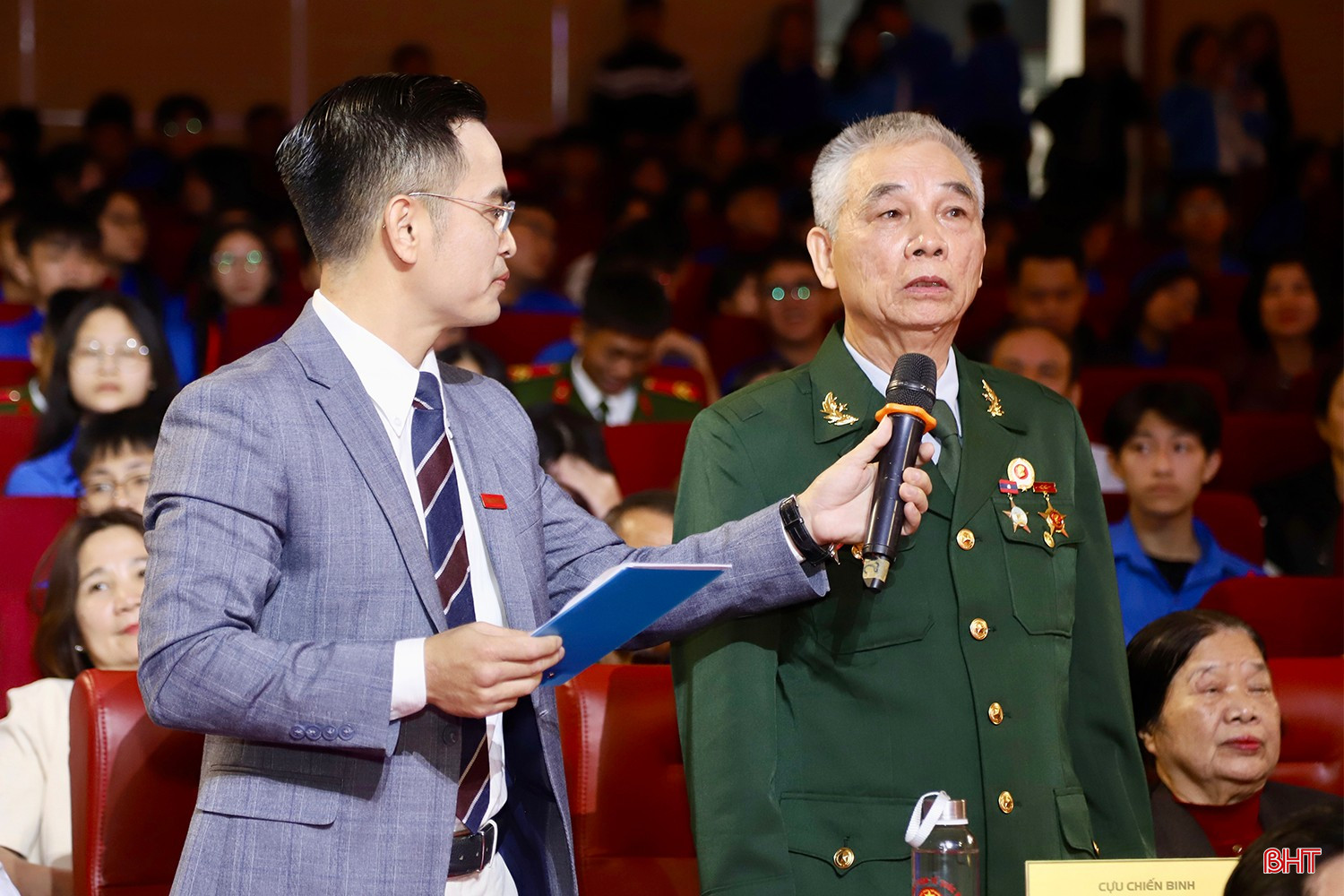 Cựu chiến binh Lê Văn Huấn (xã Đức Thọ) chia sẻ kỷ niệm về danh hiệu Dũng sĩ diệt cơ giới vì bắn cháy xe tăng địch tại mặt trận Quảng Trị.