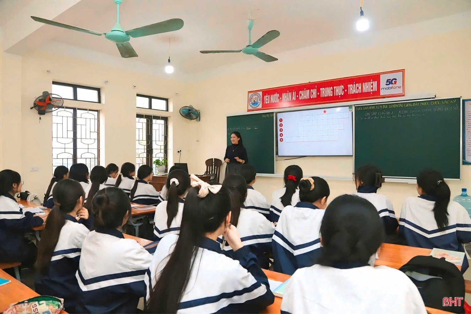 ນັກຮຽນທຸກຄົນໃນຊັ້ນມໍ 12A7 ໃນລະຫວ່າງບົດຮຽນປະຫວັດສາດຂອງເຂົາເຈົ້າ. bqbht_br_dddwq.jpg