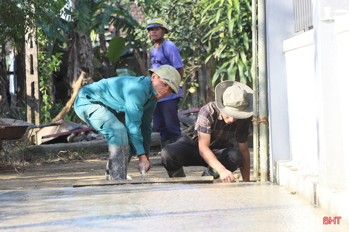 Tại thôn Trẫm Bàng (xã Đức Thọ), cùng với sự hỗ trợ nguồn lực từ địa phương, những ngày qua, người dân trong thôn đã đồng loạt ra quân bê tông hóa các tuyến đường trục thôn, huy động ngày công để đẩy nhanh tiến độ, góp phần tạo thuận lợi cho sinh hoạt và đi lại.