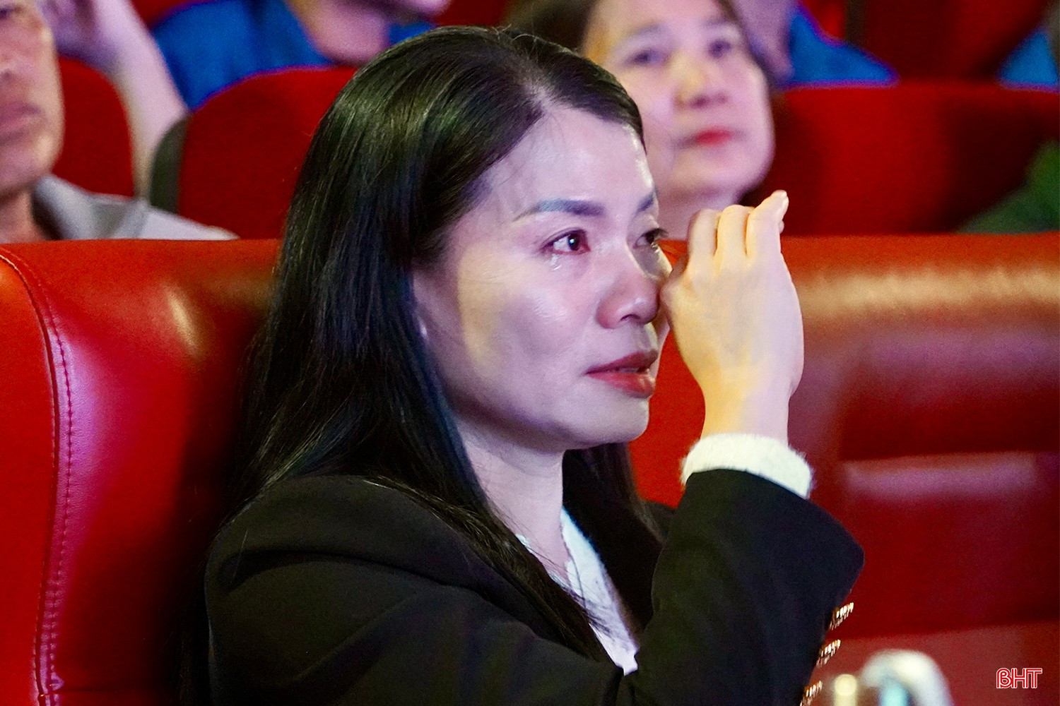 Những giọt nước mặt xúc động khi theo dõi phóng sự tại chương trình.