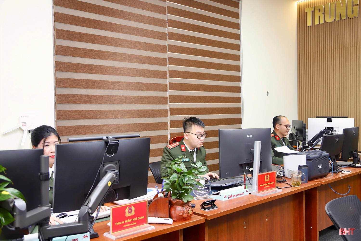 Hiện tại, Trung tâm Điều hành an ninh mạng tỉnh Hà Tĩnh có 11 cán bộ, chiến sĩ làm nhiệm vụ.