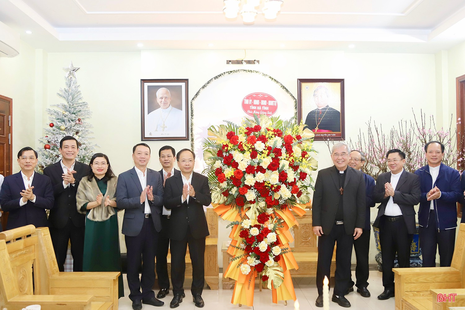 Lãnh đạo tỉnh Hà Tĩnh tặng hoa chúc mừng Tòa Giám mục Giáo phận Hà Tĩnh.