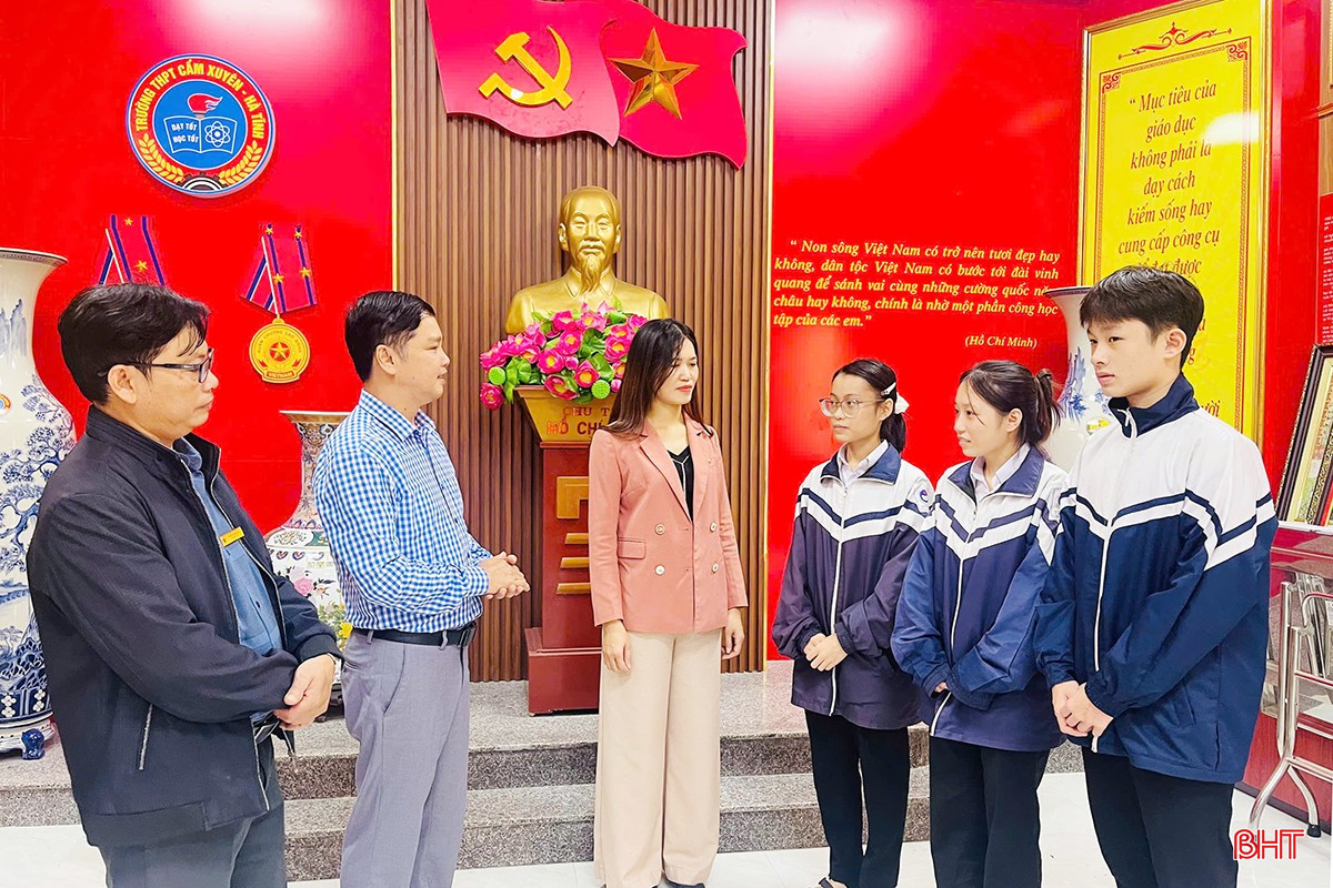 De ansattes og lærernes engasjement, sammen med elevenes flittige og utholdende ånd, har hjulpet skolen med å oppnå mange stolte prestasjoner. bqbht_br_z7322114144135-4edafb5105a58ac8d8a718e135d5af1b.jpg