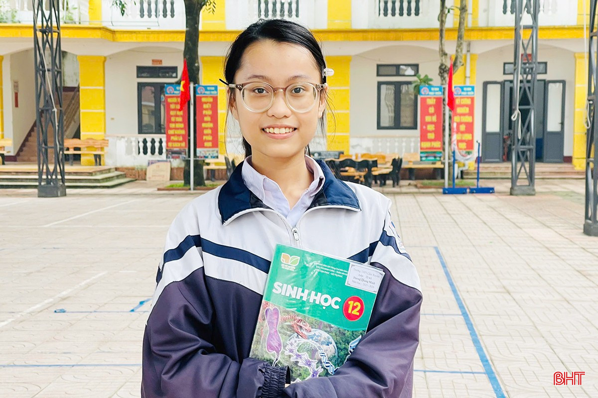 Hoang Thi Cam Tu har nettopp oppnådd toppscore i biologi i den provinsielle konkurransen for utmerkede elever i 12. klasse. bqbht_br_z7322106874859-953f47ef33573c6dba4d6e208a9817a6.jpg