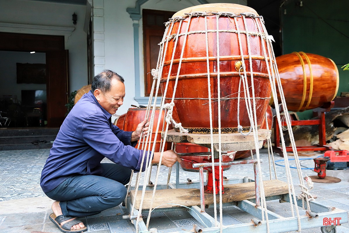 Mr. Bui Van Nghiem is busy producing orders for the year-end season. bqbht_br_u8.jpg