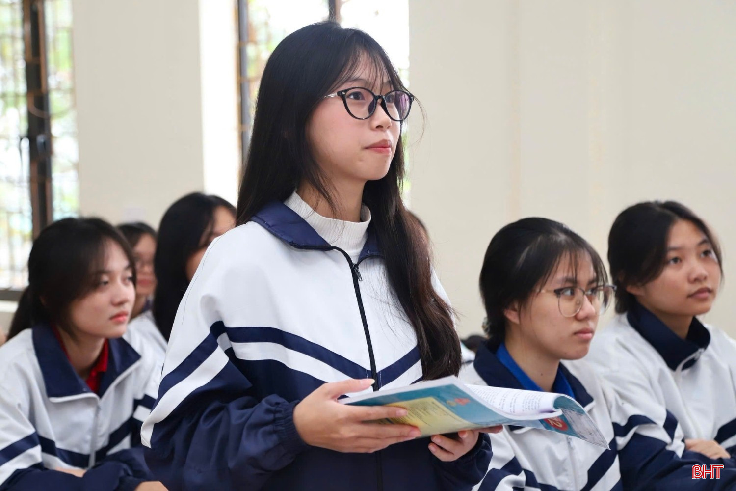 ນັກຮຽນຍິງມີຄວາມກະຕືລືລົ້ນສະເໝີ, ມີສ່ວນຮ່ວມຢ່າງຫ້າວຫັນໃນການສົນທະນາ ແລະ ຕອບຄຳຖາມທີ່ຄູອາຈານຖາມ. bqbht_br_vvvdeee.jpg