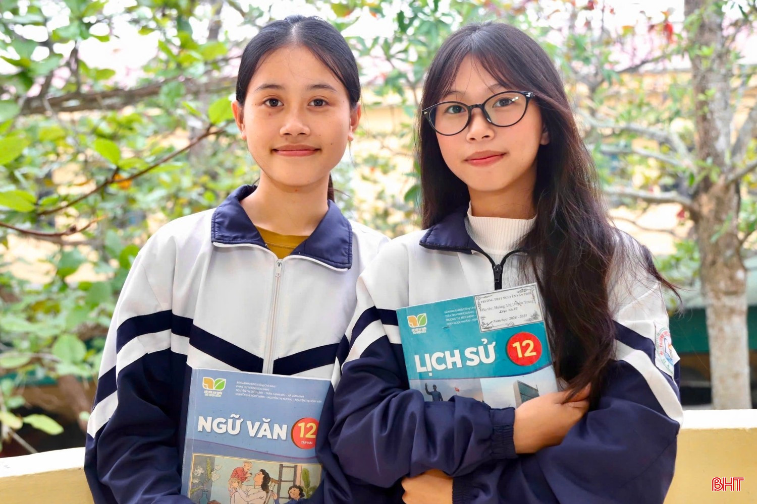 ຮູບແຕ້ມຂອງ ຫງວຽນເຟືອງ ຖູຍ ແລະ ເຈິ່ນ ທິລານແອງ, ຜູ້ທີ່ໄດ້ຄະແນນສູງສຸດໃນສາຂາວັນນະຄະດີ ແລະ ປະຫວັດສາດຕາມລຳດັບ. bqbht_br_kkkknnn.jpg