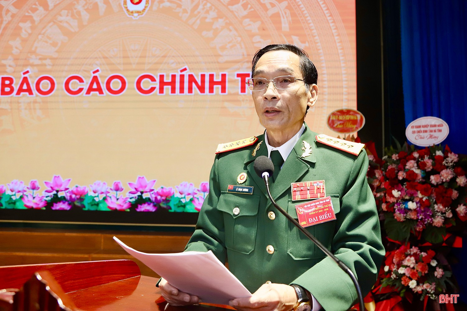 Phó Chủ tịch Hội Cựu chiến binh tỉnh Lê Ngọc Hương trình bày dự thảo báo cáo chính trị.