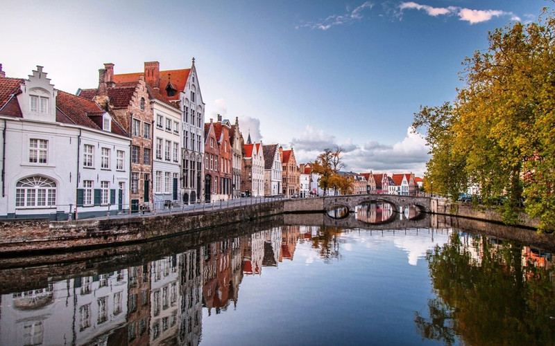 Bruges (Bỉ): Hẳn bất cứ ai từng xem phim “In Bruges – Câu chuyện hai sát thủ” sẽ đều ấn tượng đặc biệt với khung cảnh lãng mạn với cảnh quan đẹp và nhiều công trình lịch sử của thành phố Bruges (Bỉ). Trên thực tế, nhiều du khách đến thăm thành phố đã cảm nhận nơi này đẹp hơn cả khi ở trên phim. Những công trình kiến trúc, kênh rạch và đường phố lát đá từ thời trung cổ làm cho Bruges trở thành một trong những thành phố hấp dẫn nhất thế giới. Ảnh: Canuckabroad. nhung diem den ngoai doi dep hon tren phim