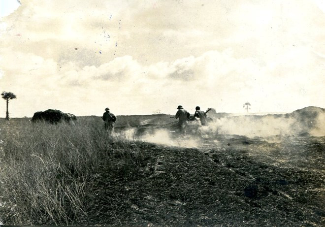 giai phong phnom penh va cau chuyen ve giao su trong nha tu khmer do