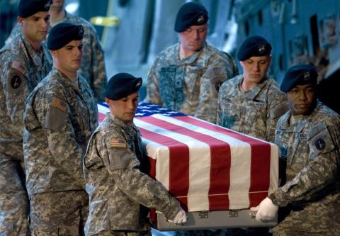 Binh sĩ Mỹ tử trận tại Iraq được đưa về căn cứ không quân Dover, bang Delaware my tham gia nhieu cuoc chien vo nghia