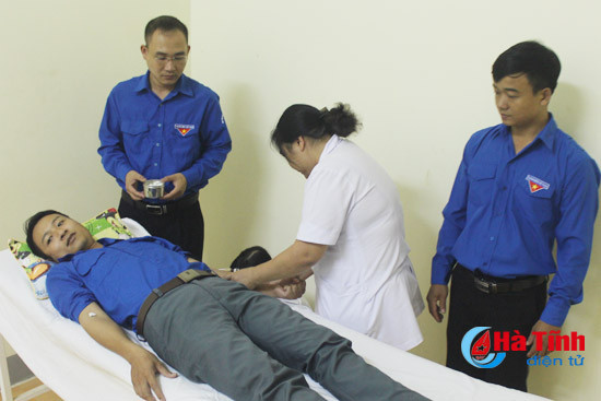 pho bi thu doan xa va nhan vien y te cung hien mau cuu cu ong 79 tuoi