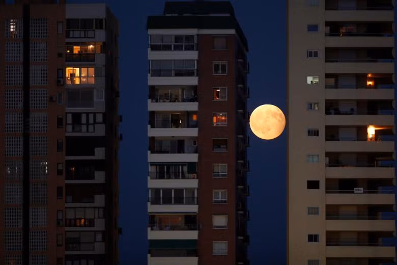 ngam nguyet thuc mot phan khap noi tren the gioi