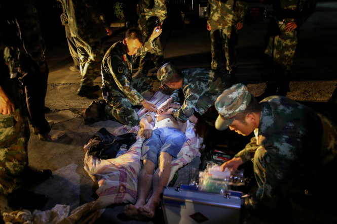 trung quoc dung may bay khong nguoi lai tim nan nhan dong dat