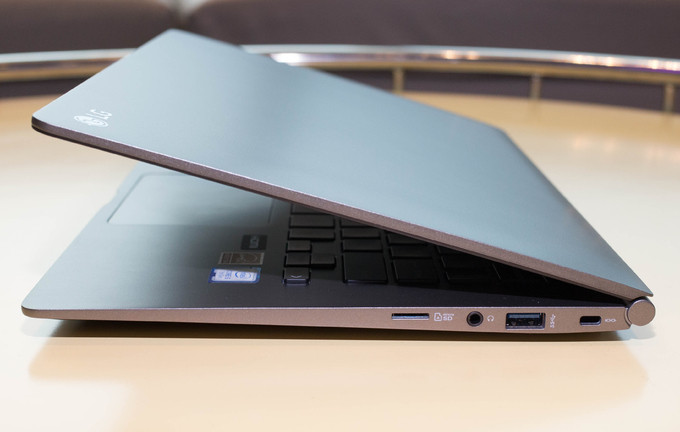 lg gram laptop nhe nhat the gioi gia 24 5 trieu dong
