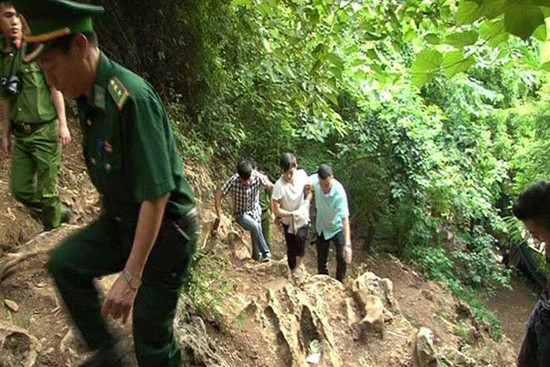 bat doi tuong van chuyen gan 1 trieu usd qua bien gioi