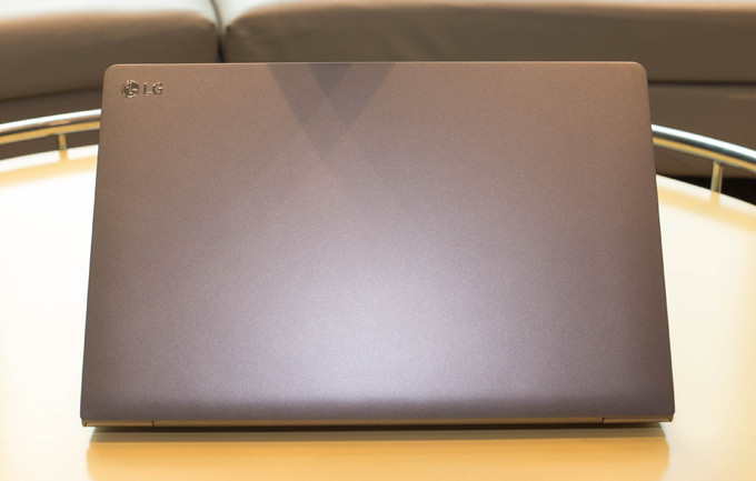 lg gram laptop nhe nhat the gioi gia 24 5 trieu dong