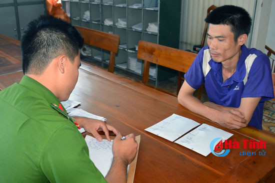 thay phu nu o mot minh xong vao nha cuop vang dien thoai