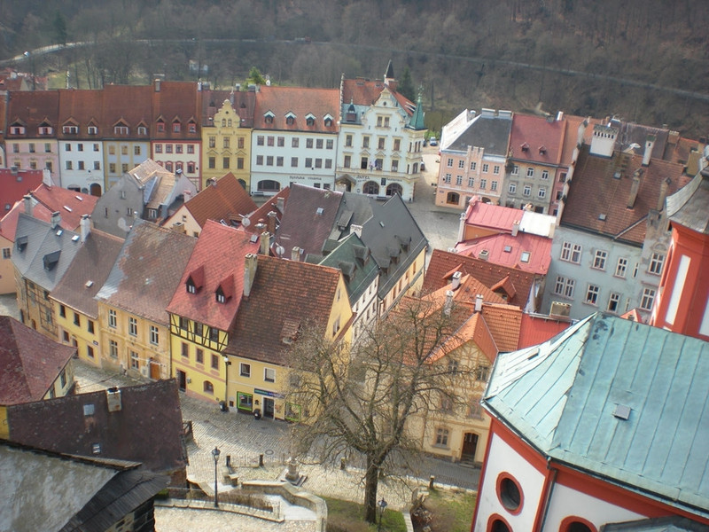 Thị trấn Loket (Czech): Cuộc gặp gỡ của nhân vật Bond, Vesper và Mathis trong siêu phẩm “James Bond – Sòng bạc hoàng gia” đã đưa danh tiếng của thị trấn nhỏ Loket (trong phim có tên là Montenegro) ở Cộng hòa Czech đến với nhiều du khách hơn. Vẻ đẹp thực sự ở nơi này, chỉ được cảm nhận chân thực rõ nét nhất khi thực sự đến thăm. Ảnh: Jamesbondlocations. nhung diem den ngoai doi dep hon tren phim