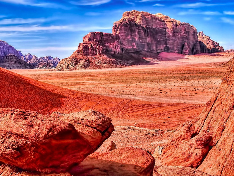 Sa mạc Wadi Rum (Jordan): Khung cảnh hoang sơ, nhuôm một màu đỏ của sa mạc Wadi Rum ở Jordan là bối cảnh lý tưởng cho nhiều bộ phim giả tưởng về sao Hỏa. Khu vực rộng lớn này còn được gọi là “Thung lũng Mặt trăng”. Du khách đến đây cảm nhận mình như đang thực sự đứng ở hành tinh khác. Ảnh: Business Insider. nhung diem den ngoai doi dep hon tren phim